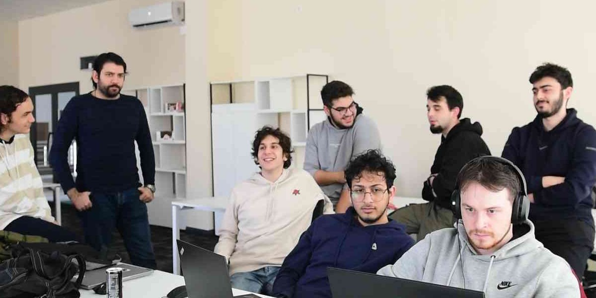 Gençler projelerini Tuzla Belediyesi Teknoloji Merkezi’nde geliştiriyor
